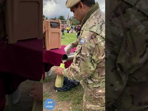 El Ejercito Argentino reparte chocolate en Campo Histórico de la Cruz