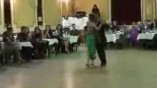 a pedido del publico bailan este tango Rebbeca O´laoire y Nany Peralta