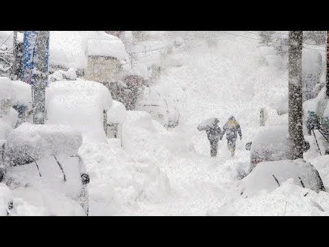 Chaos in Japan today! 5 meters of super snowstorm bury many houses and cars in Aomori