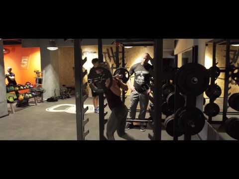 High5 Gym | Johannes Luckas gibt Sophia Thiel Personal Training