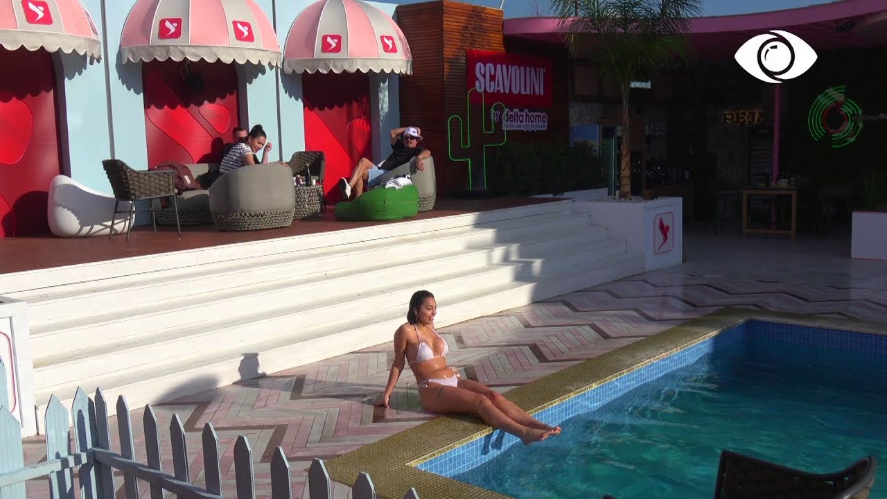 Mikela me bikini rreth pishinës, thërret Kristin për shoqëri