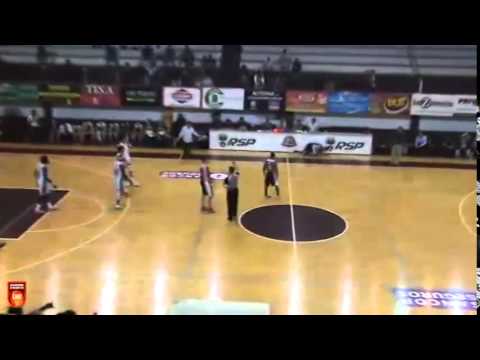 Fernando Calvi le da un codazo intencional a Lorrenzo Wade.