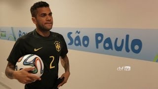 Seleção reconhece o gramado do palco da estreia da Copa