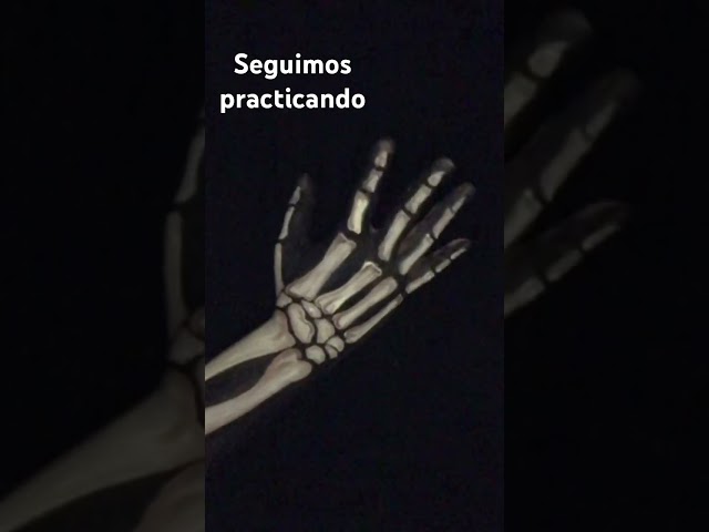 Vídeo relacionado con MIJOMA Figura decorativa de mano de esqueleto, con base de calavera de poliresina, decoración gótica, 15 cm, diseño de calavera