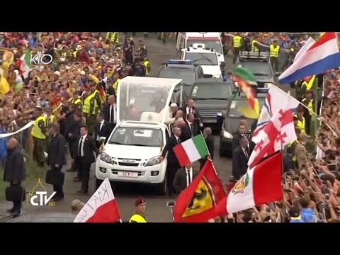 Les jeunes pèlerins accueillent le pape François sur la plaine du Blonia à Cracovie