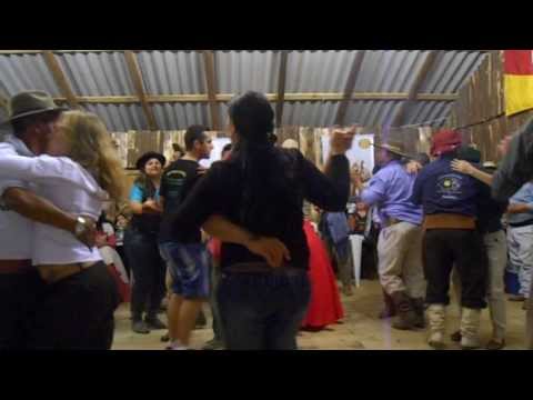 07-09-2013 Iracema e Luiz dançando no Acampamento Farroupilha..