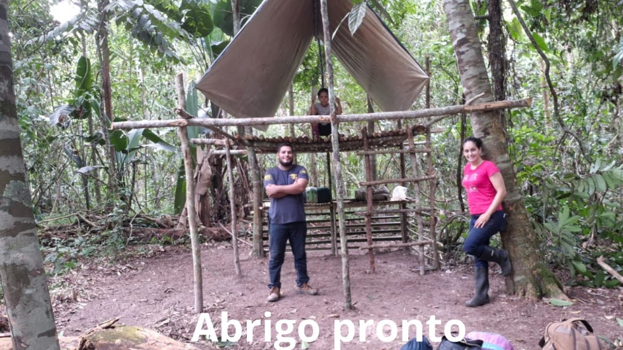 Finalizamos o abrigo | Dormimos a beira de um alagado do rio, muita abelha, macaco, cobra....