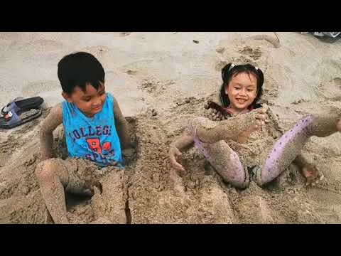Aisha dan Kenzo berlibur dan mandi di pantai Papuma Jember