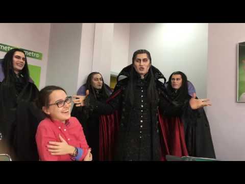Артисты мюзикла "Бал вампиров" поздравляют девушек Metro с 8 марта