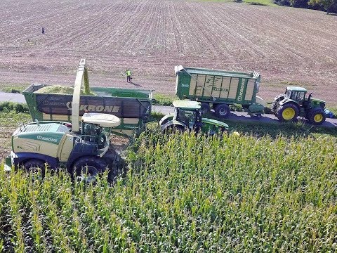 Krone Big X 630 Vorführhäcksler im Mais mit Krone Karren und John Deere Traktoren