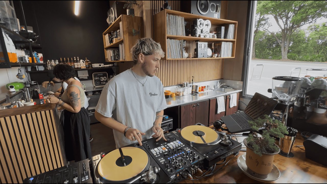 Chill R&B Set at Reunion Cafe