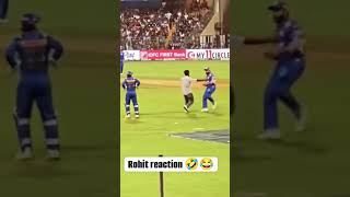 Download lagu AFan Entered into the ground and Hugged Rohit Sharma mp3