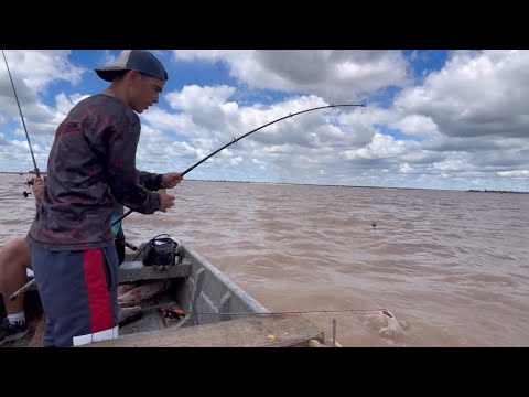 PESCA EN CANOA EN PUERTO GENERAL SAN MARTÍN 