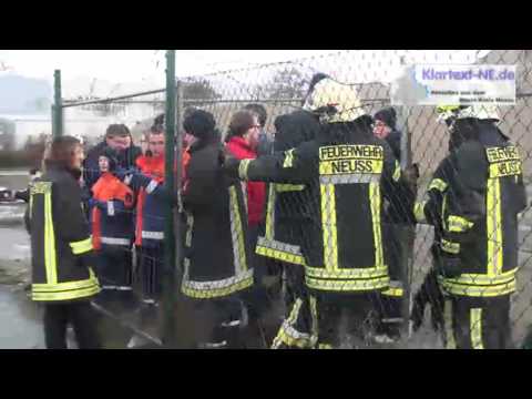 2013-11-30 Neuss: Brand auf Schiff - Großübung der Feuerwehr im Hafen Teil 2