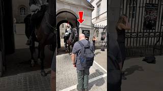 &quot;VIRAL MOMENT: A TOURIST’S HEARTWARMING BOW TO THE MAJESTIC HORSE AT HORSE GUARD PARADE! 🇬🇧