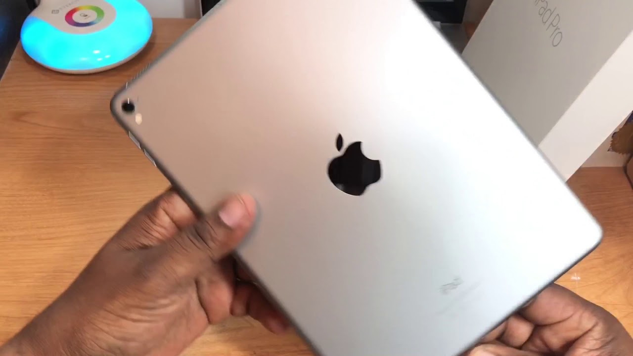 Apple IPad  Pro 9.7” Unboxing and First Impressions (2018)