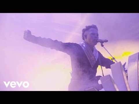 Empire Of The Sun - Walking On A Dream (On Tour)