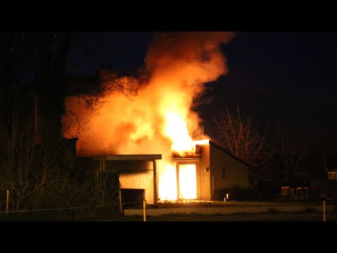 Brandweer met spoed naar een uitslaande woningbrand aan de Beemdstraat in Oijen