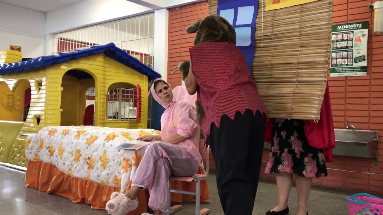 O Encontro de Chapeuzinho Vermelho e os Três Porquinhos