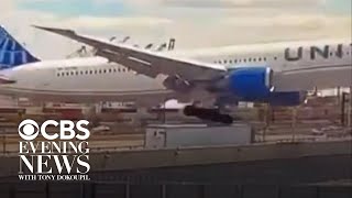 Download lagu Dramatic new video shows United plane striking pole, truck while landing in Newark mp3