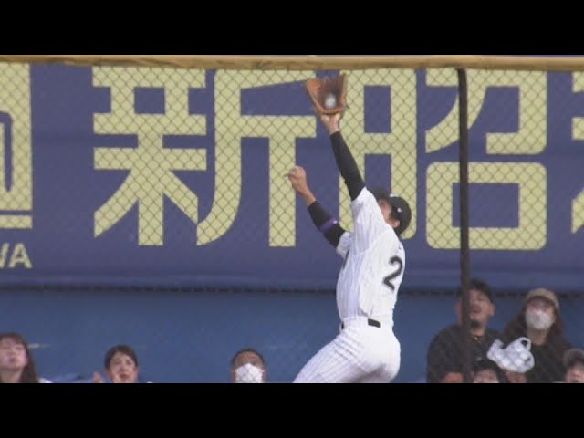 【1回表】フェンス恐れず!! マリーンズ・岡大海 風に乗ったボールをジャンピングキャッチ!!  2024年6月26日 千葉ロッテマリーンズ 対 東北楽天ゴールデンイーグルス