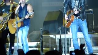 Kenny Chesney - When I See This Bar (w/Eric Church)