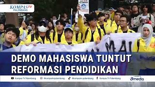 Download lagu Students Demonstrate at the Ministry of Education, Science, and Technology in Jakarta, Demanding ... mp3