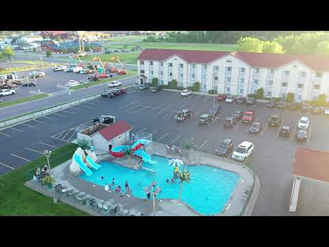 Wisconsin Dells Outdoor Waterpark Wingate by Wyndham Overhead View Kids Fun! Waterslides Warm Water