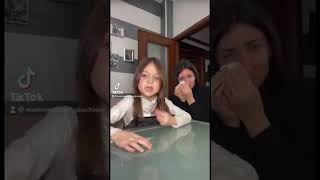 Mammagiulia piange e figliachiara la difende! #shorts