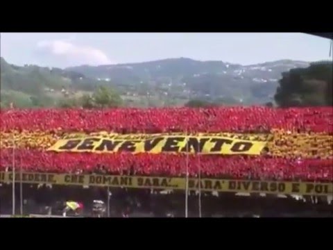 Benevento - Lecce: spettacolare coreografia dello stadio Vigorito