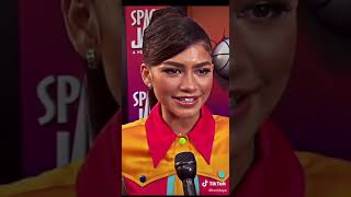 Zendaya tries to hide the necklace Tom gave her 💞 #shorts