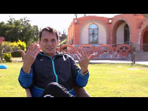 بتوقيت مصر أكبر لاعب كرة قدم في العالم يبلغ من العمر 75 عاما ويحلم بدخول موسوعة غينيس