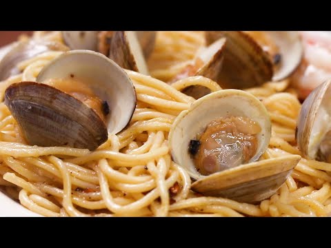 Homemade Spaghetti alla Vongole (Spaghetti with clams)!