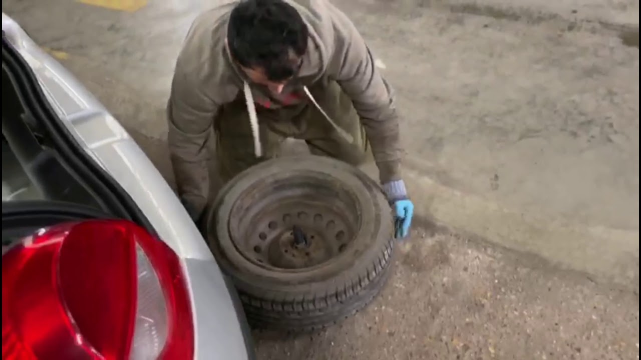 Watch video how to remove emergency spare wheel on Renault Clio 4K Now how to remove emergency spare wheel on Renault Clio 4K