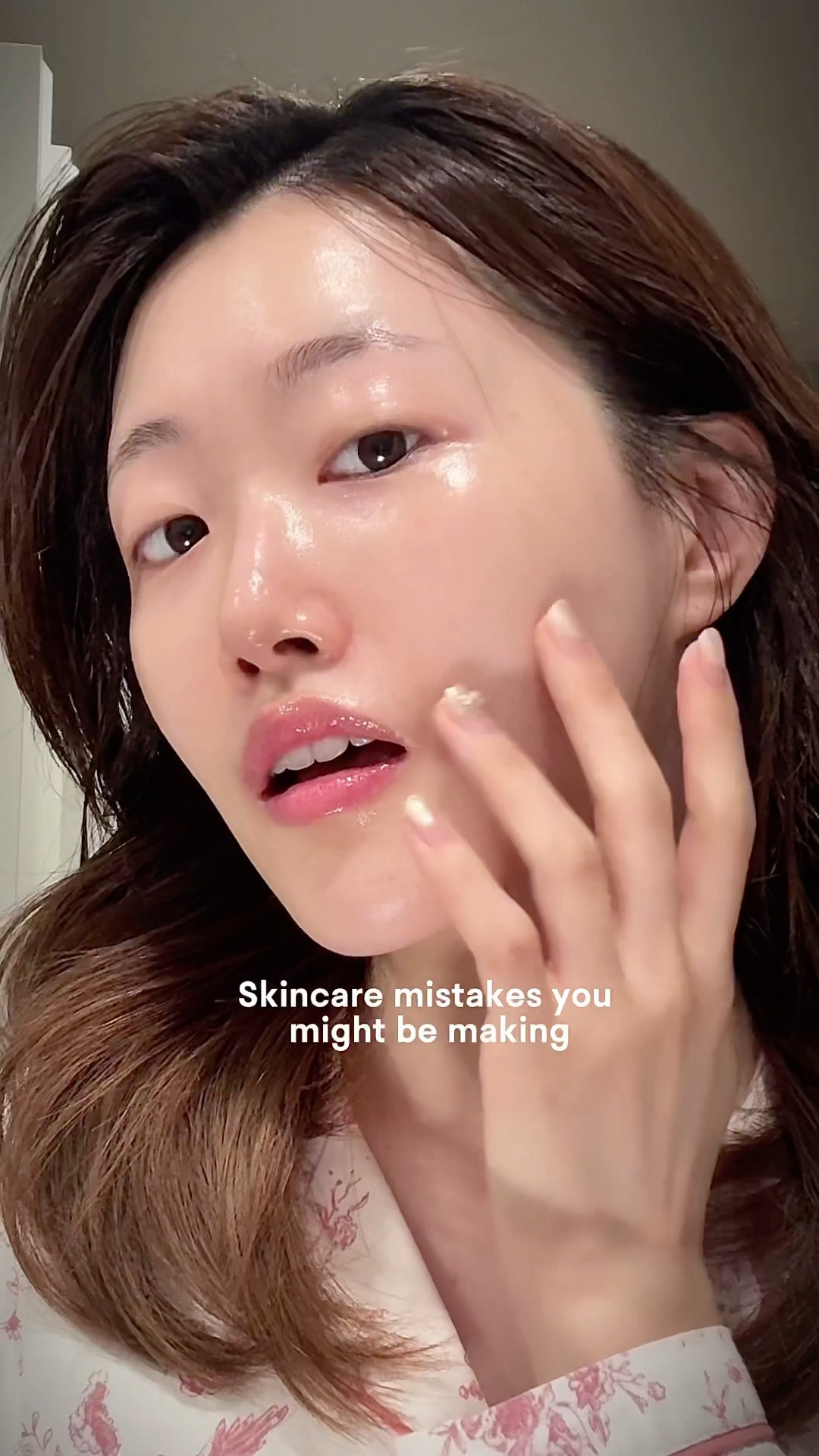 Ada 3 kesalahan skincare yang bikin impian glass skin kamu terhambat! Yuk, simak biar kulit bisa glowing maksimal! ✨💖