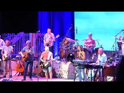 Jimmy Buffett & the Coral Reefer Band w/ Sarah McLauchlan - Learning to Fly (Tom Petty cover)