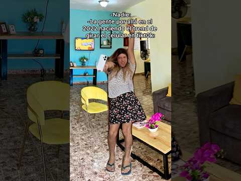 La gente por allá en el 2022 haciendo el trend de girar el celular en tikt0k.