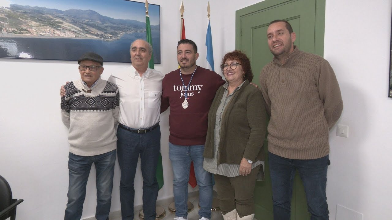Antonio Miguel Barragán recibe la medalla de la localidad