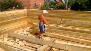 <p>Плотник из Чухломской усадьбы обрабатывает пропиткой обычный брус перед строительством дома:</p>