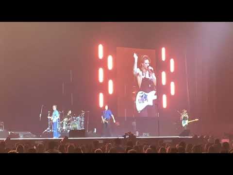 Dougie Poynter introducing McFly Band Members