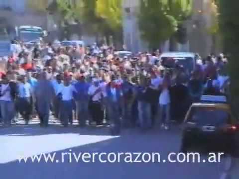 "Los borrachos del tablon caminando a la boca" Barra: Los Borrachos del Tablón • Club: River Plate