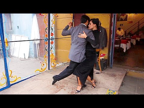 Puma Nogueira e Joana Martin no restaurante La Barrica em Caminito (Buenos Aires)