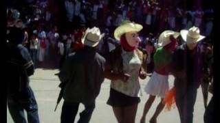 preview picture of video 'San Pedro Amuzgos Carnaval 2009 -las mascaritas frente al mercado 2'