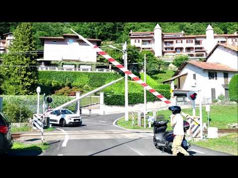 Passaggio a livello a Borgosesia, parte 1. Railway crossing in Borgosesia, part 1.