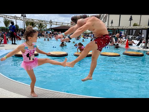 Little Girl vs Bodybuilder Battle in the Water Park!