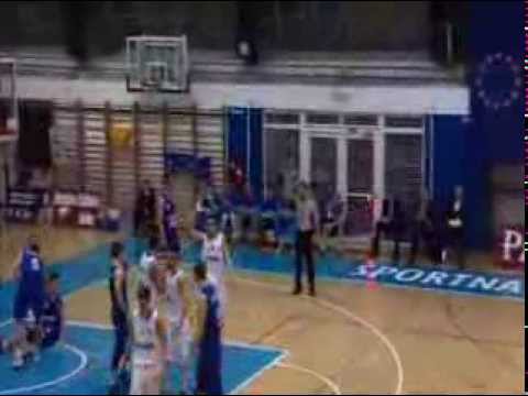 Vdor navijačev na parket na tekmi Rogaška - Helios Domžale (Liga Telemach, 10. krog)