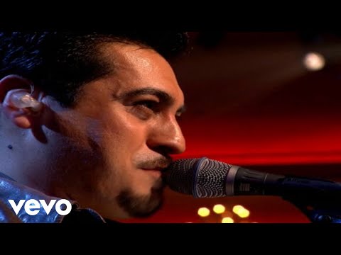 Los Tigres del Norte interpretando La Puerta Negra en vivo en el escenario del MTV Unplugged en Los Ángeles