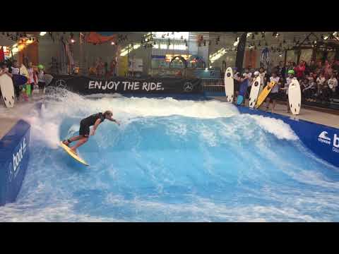 Robby Naish surft The Wave auf der Boot in Düsseldorf