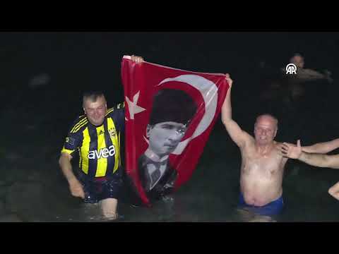 2024'ü denize girerek karşıladı