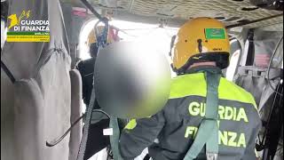 le-immagini-del-salvataggio-della-guardia-di-finanza